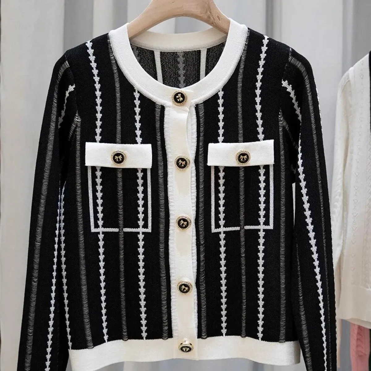 2023 New Bow Buckle Letter Ricamo scavato girocollo cardigan lavorato a maglia Top ampio per l'autunno da donna
